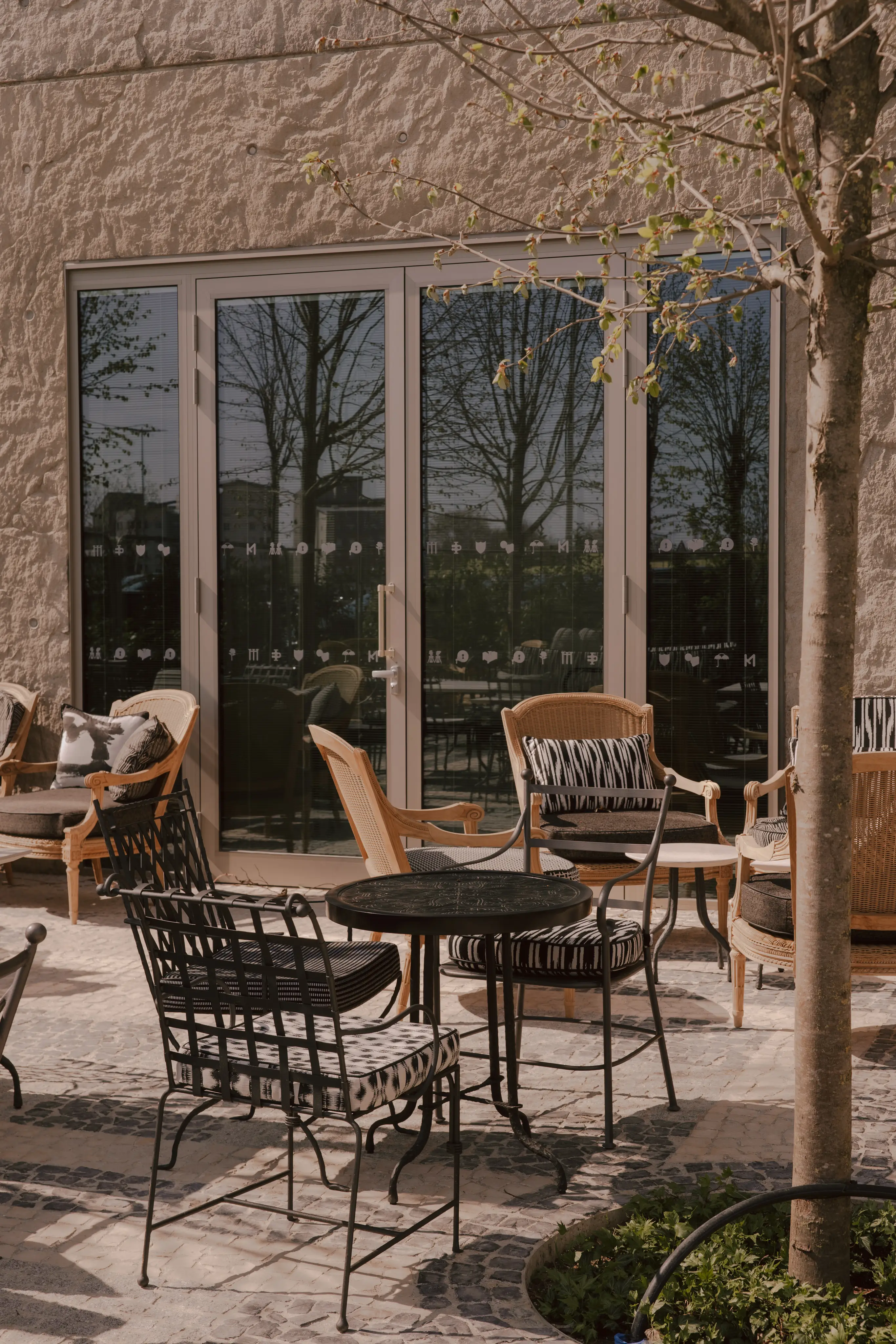 Maison Heler Metz, Curio Collection by Hilton 12