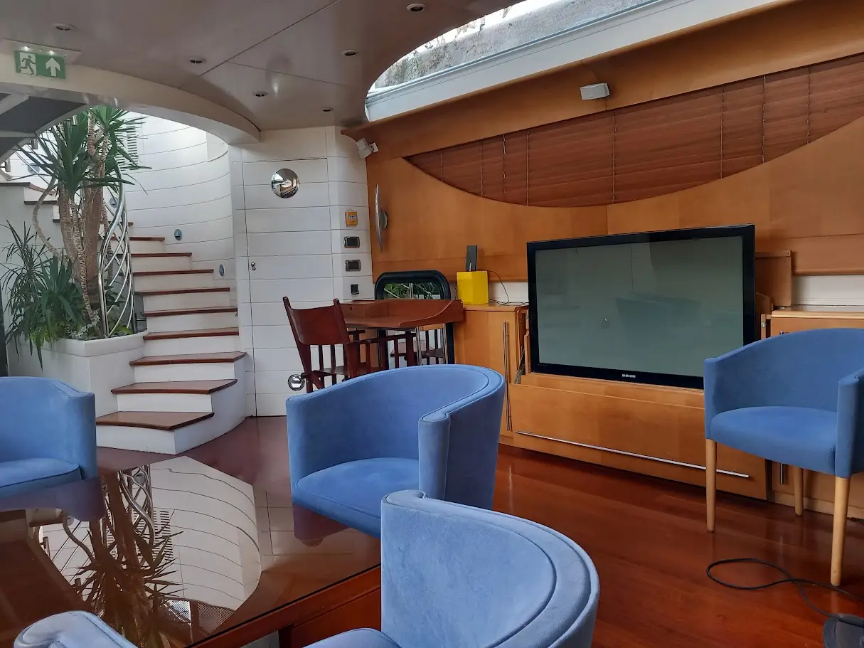 Le Yacht Joséphine 16