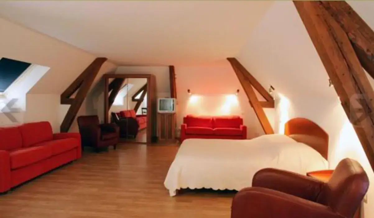 Chateau De Montbraye 3