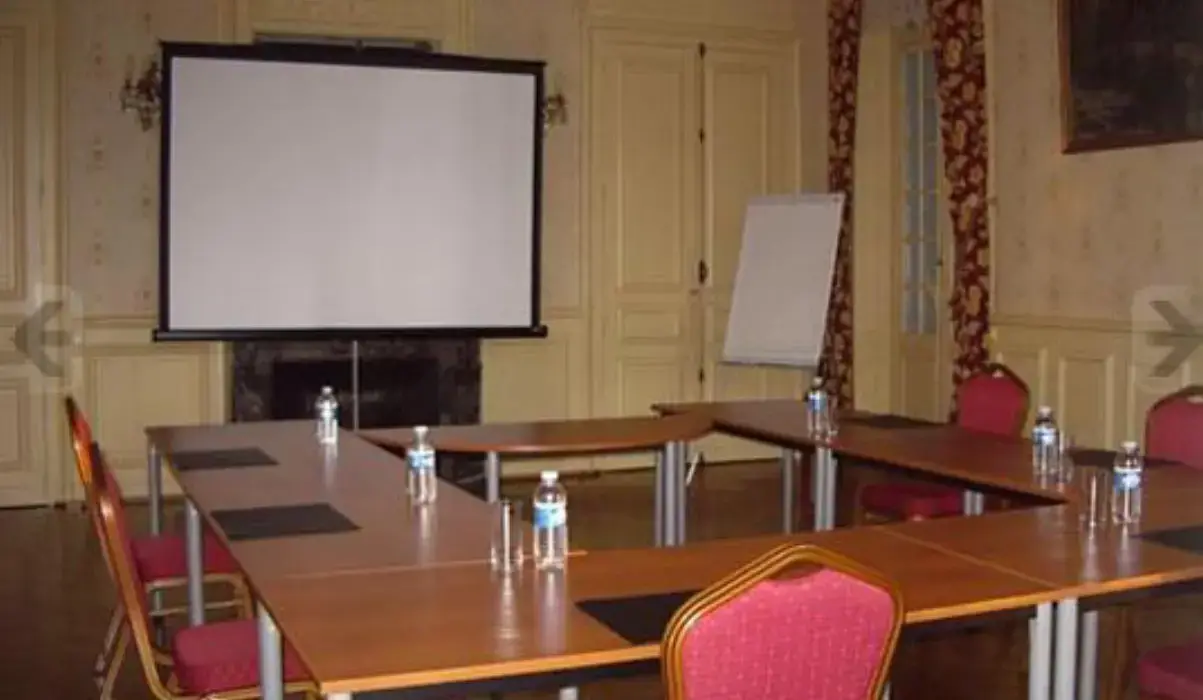 Chateau De Montbraye 4