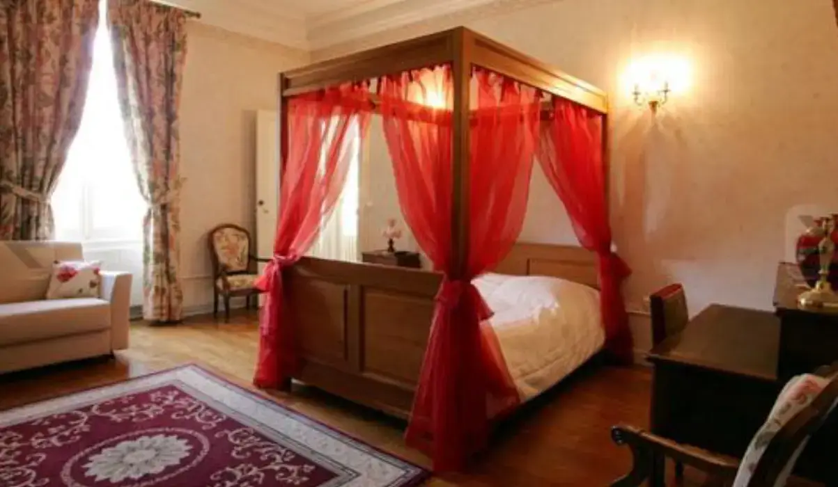 Chateau De Montbraye 6
