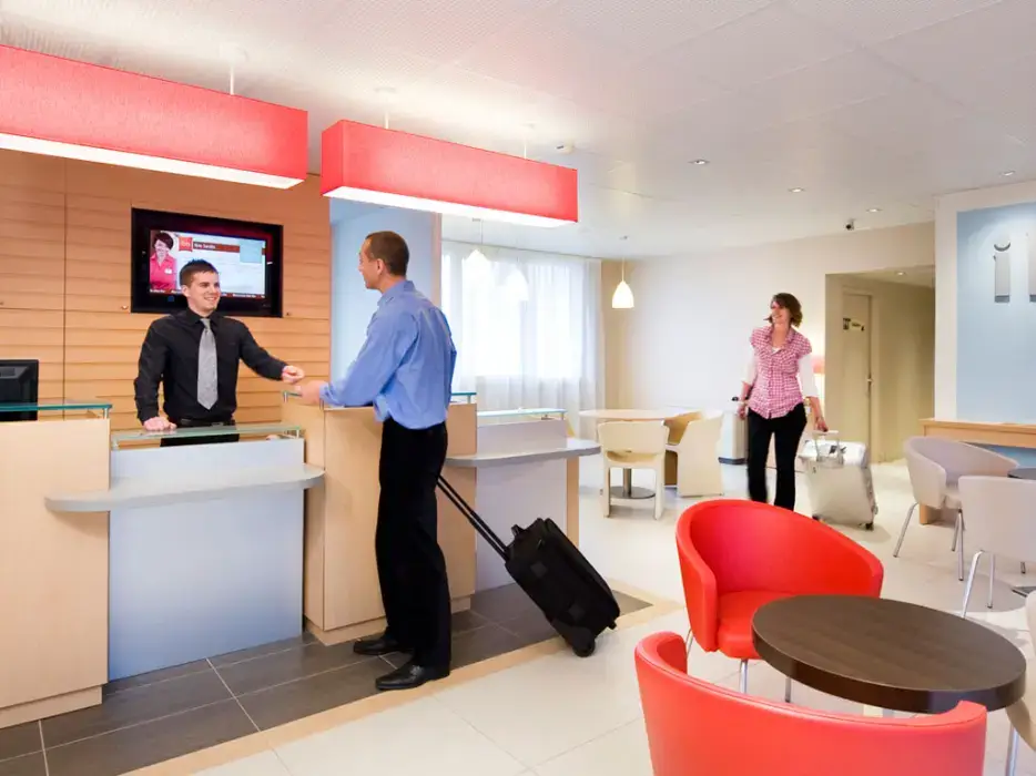 Ibis Senlis 12