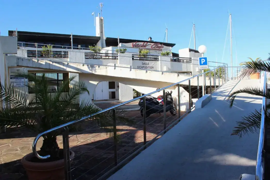 Yacht Club 4