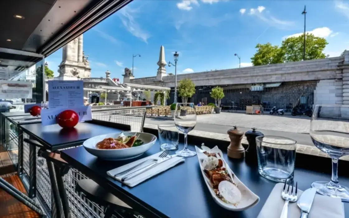 Le Quai Alexandre III 9