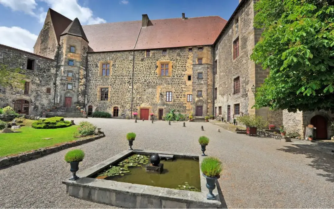 Château Royal de Saint Saturnin 11