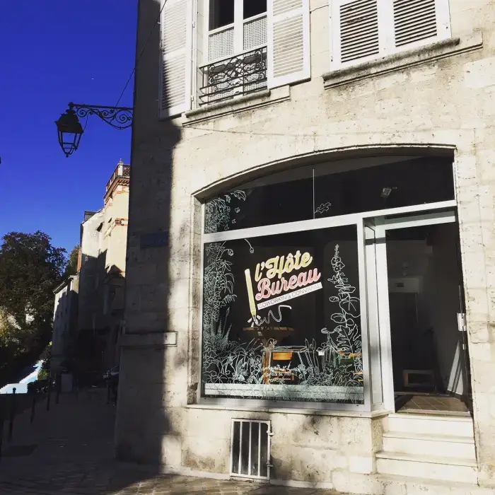 L'Hôte Bureau 6