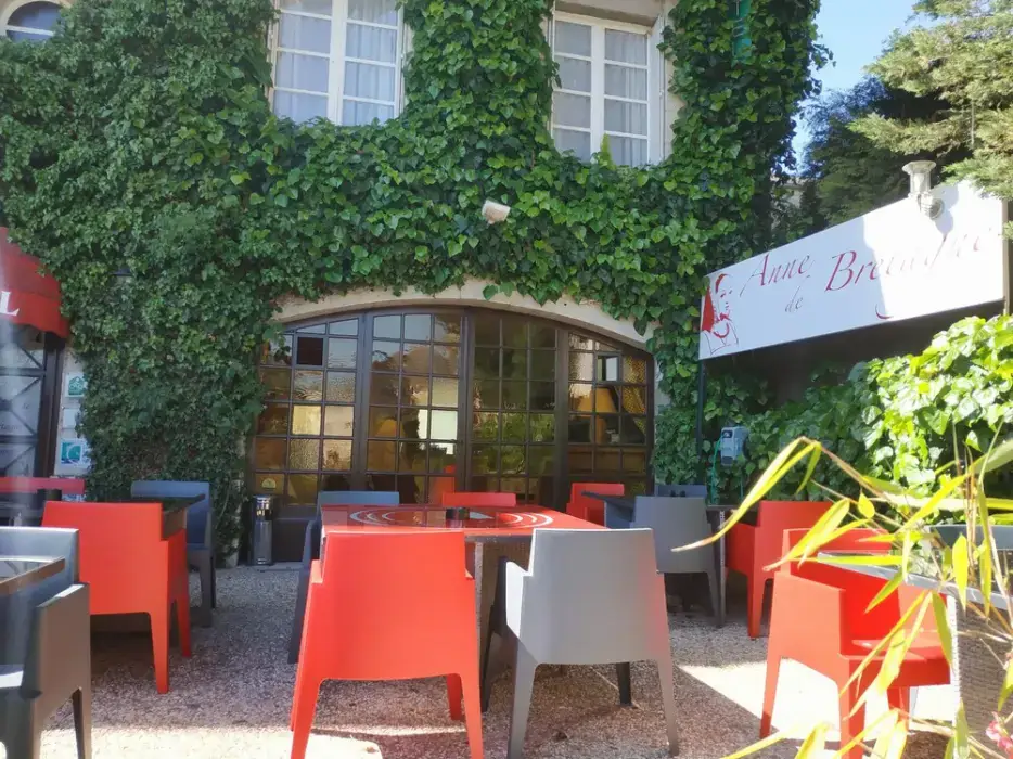 L'Hôte Bureau 9