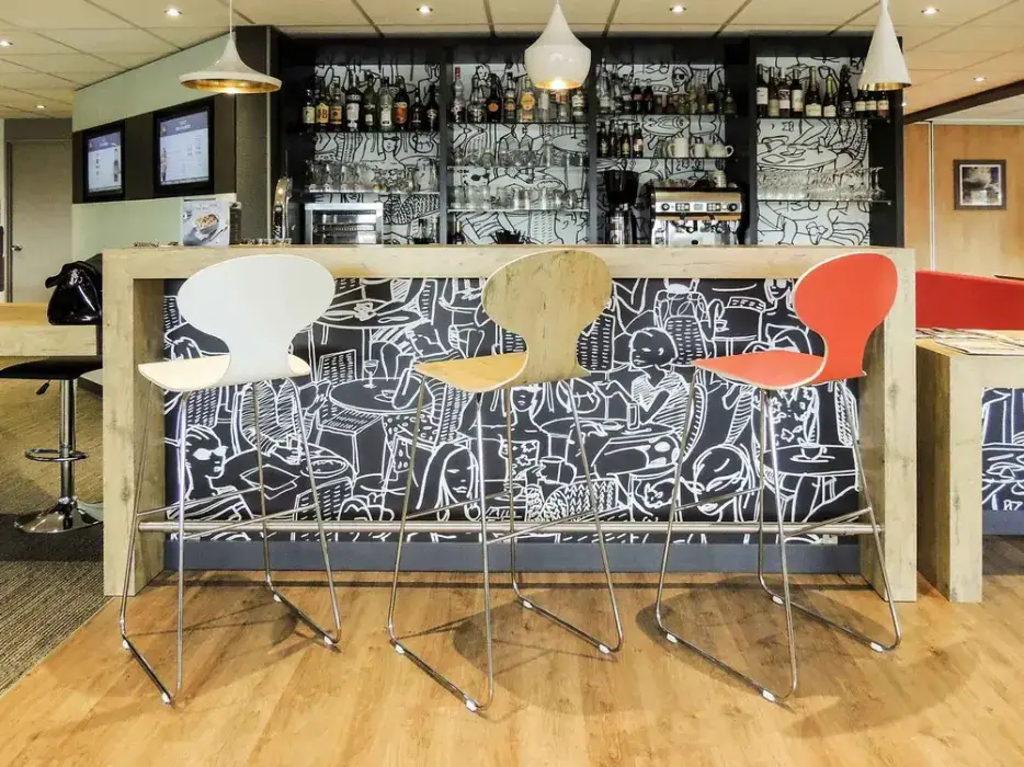 Ibis Auray 7