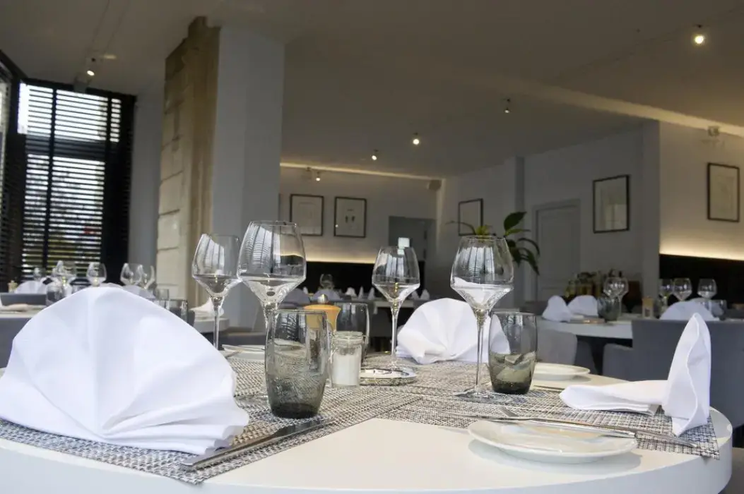 Hôtel Restaurant Les Remparts 8