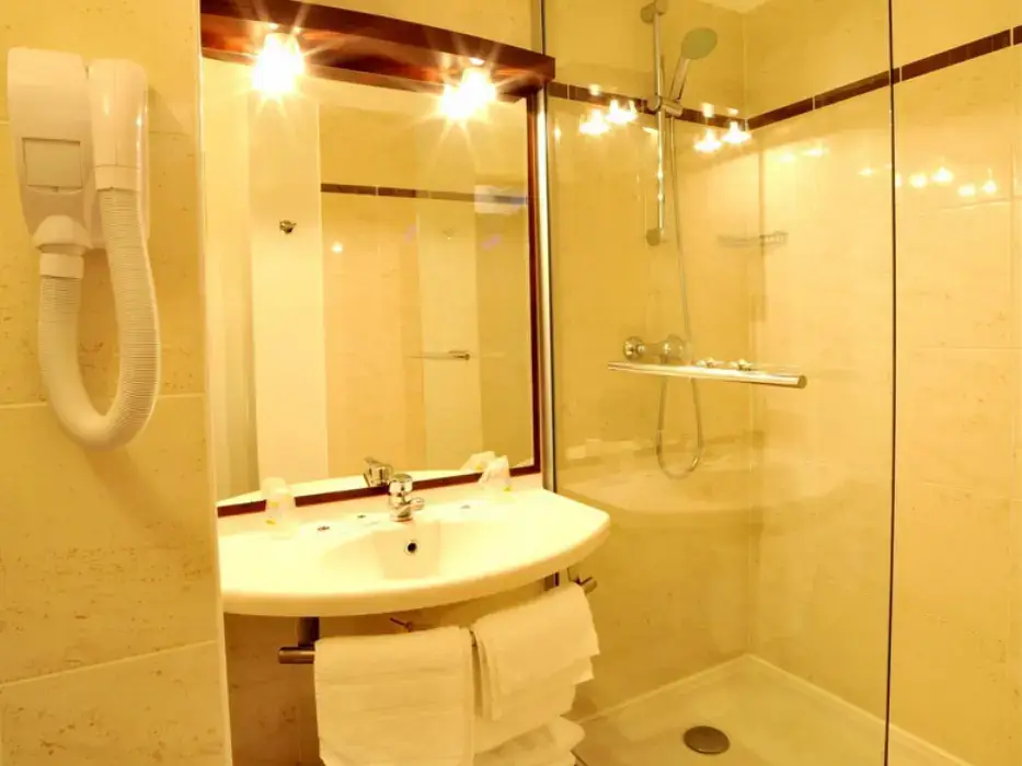 Brit Hotel Châteaudun 11