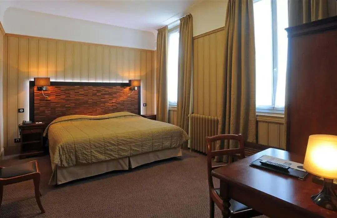 Le Grand Hôtel Tours 11