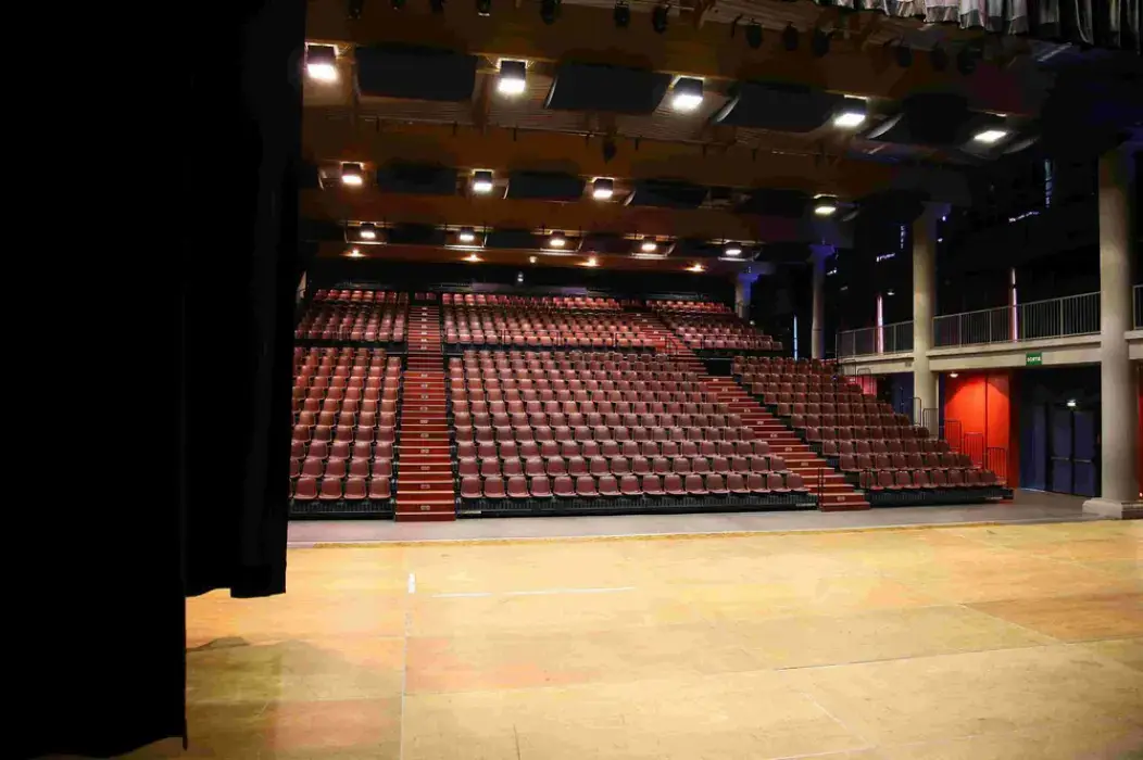 Palais des Congrès et des Spectacles 3