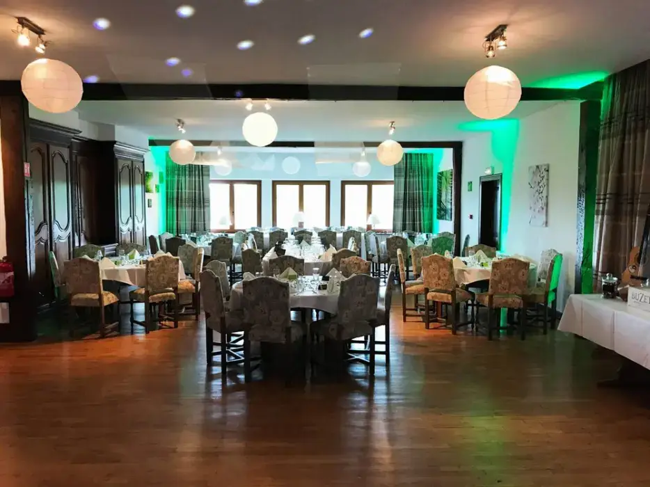 Hôtel-restaurant Aux Trois Roses 5