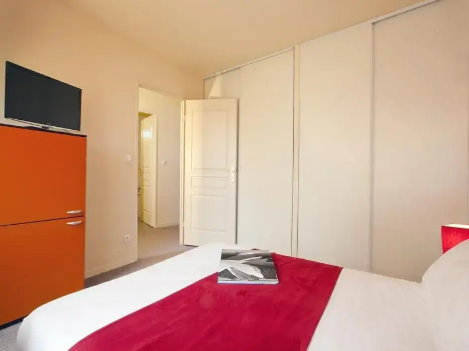 Cerise Valence Hotel 5