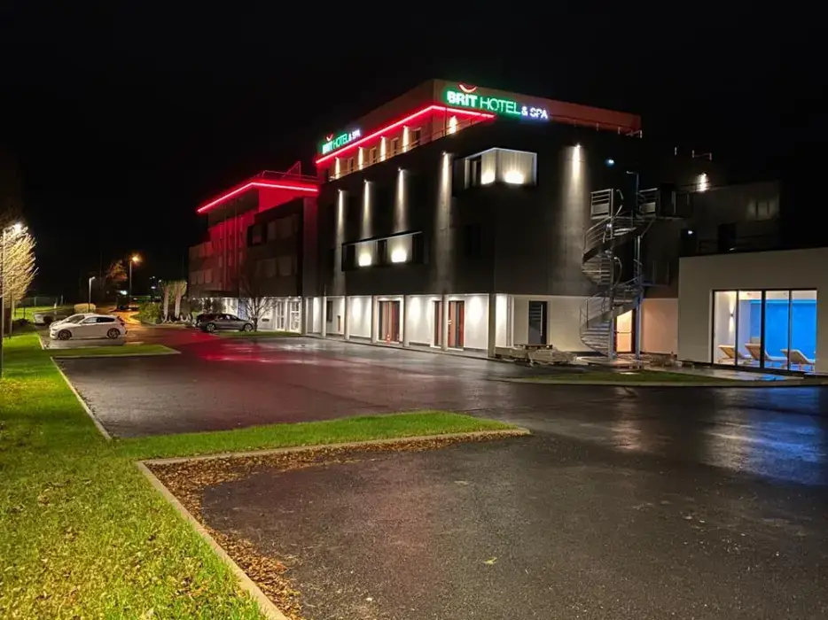 Brit Hôtel Piscine SPA Fougeres 9