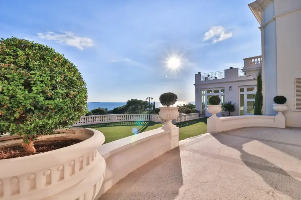 Castel Bay 4