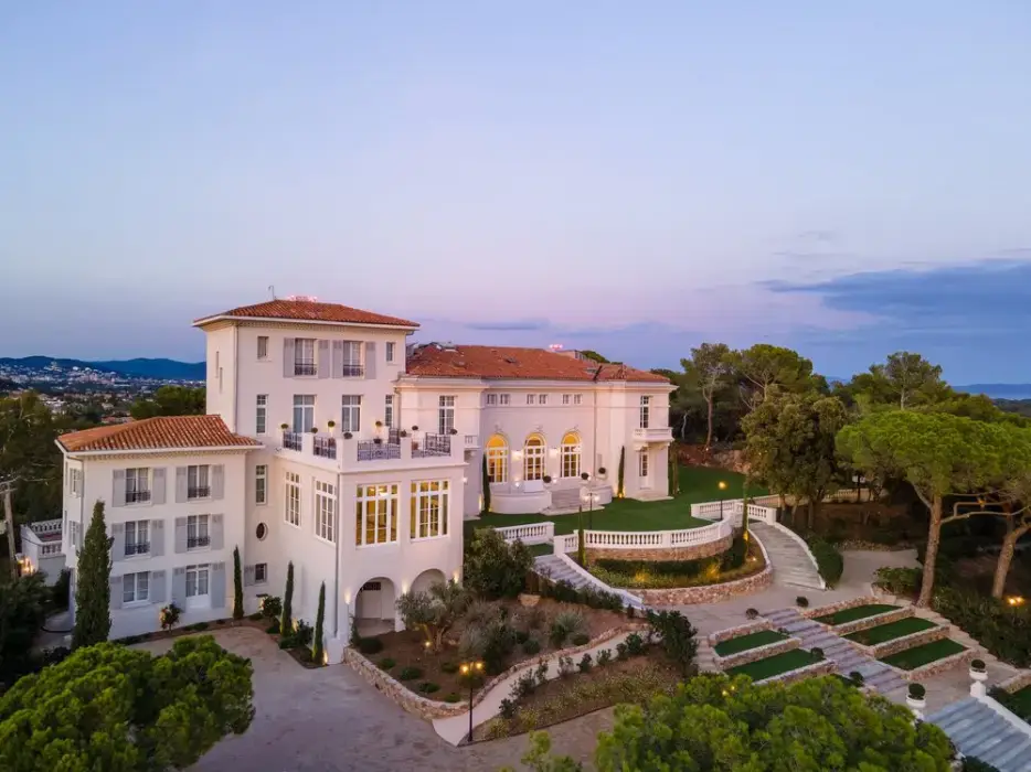 Castel Bay 7