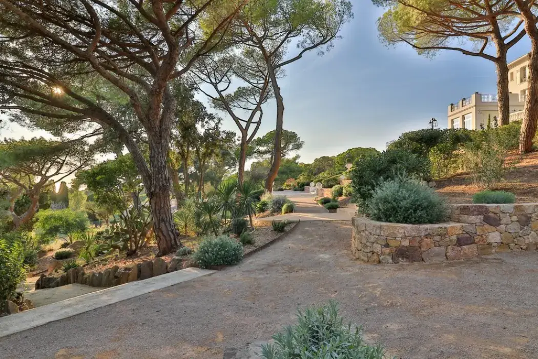 Castel Bay 9