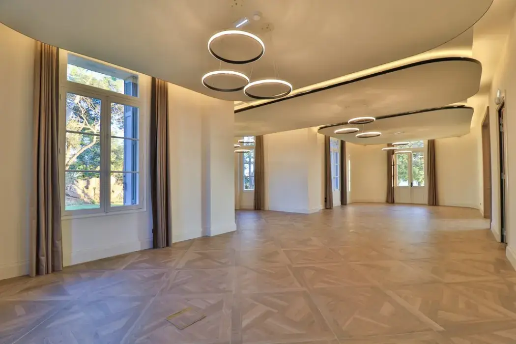 Castel Bay 10