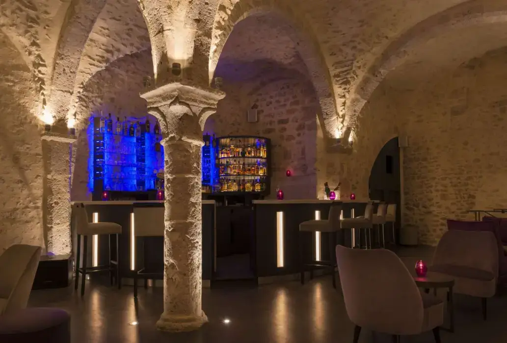 Hôtel Aux Vieux Remparts 7