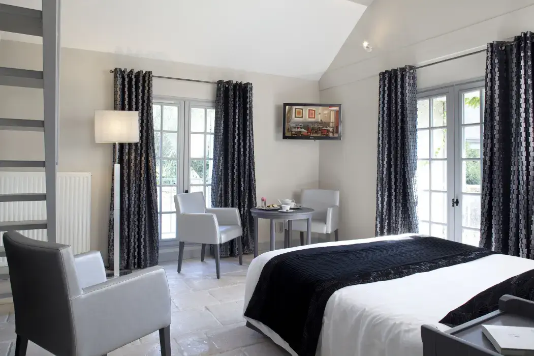 Hôtel Aux Vieux Remparts 17