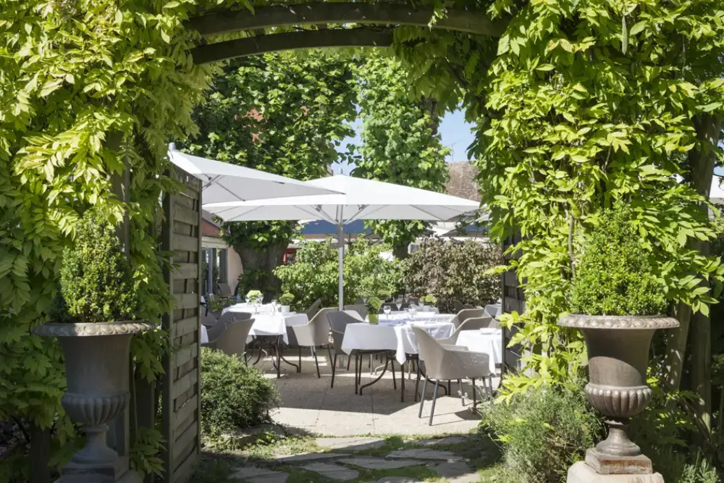 Hôtel Aux Vieux Remparts 20
