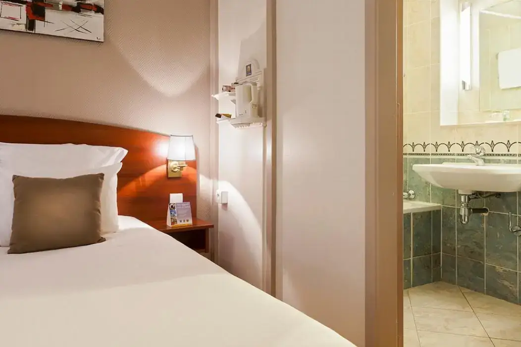 Comfort Hotel Cachan 10