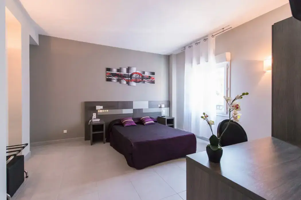 Hotel Holidays and Work 2