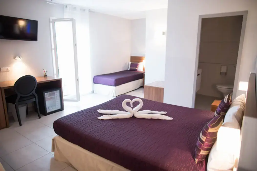 Hotel Holidays and Work 6