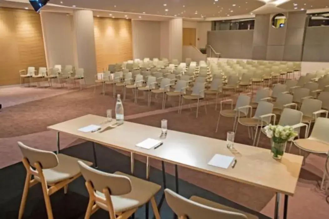 Etoile Business Center 13