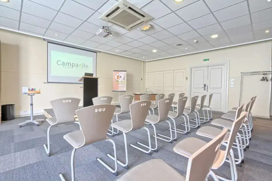 Campanile Roissy 8