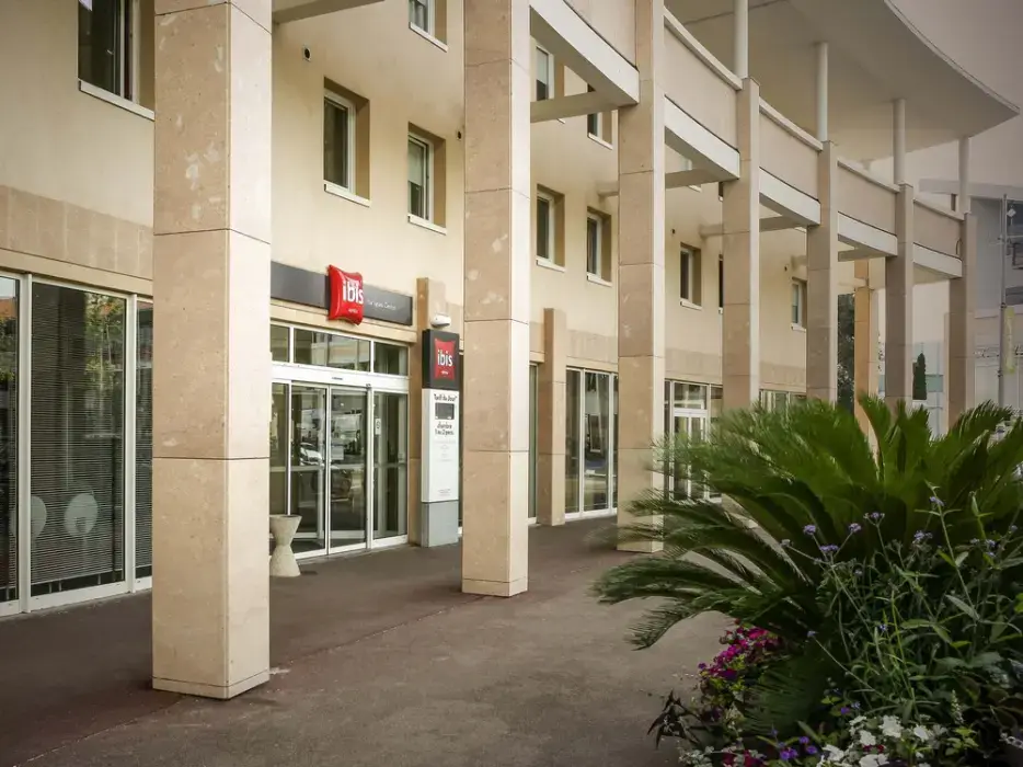 Ibis Martigues 7