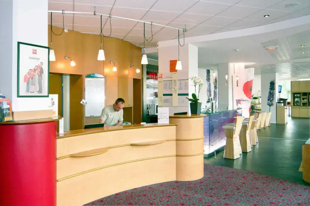 Ibis Martigues 8