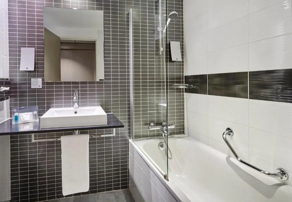 Holiday Inn Toulon City Centre 11