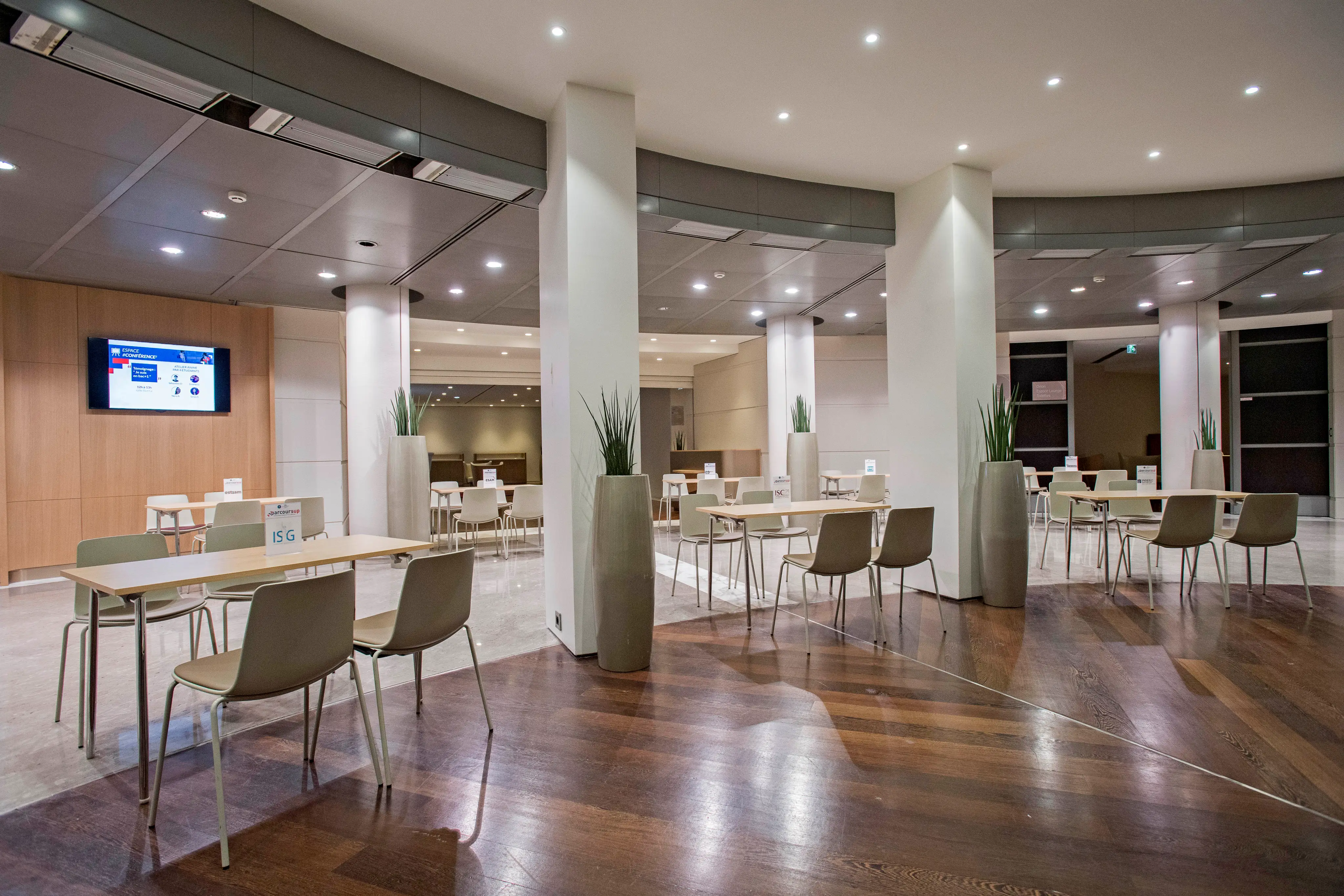 Etoile Business Center 21