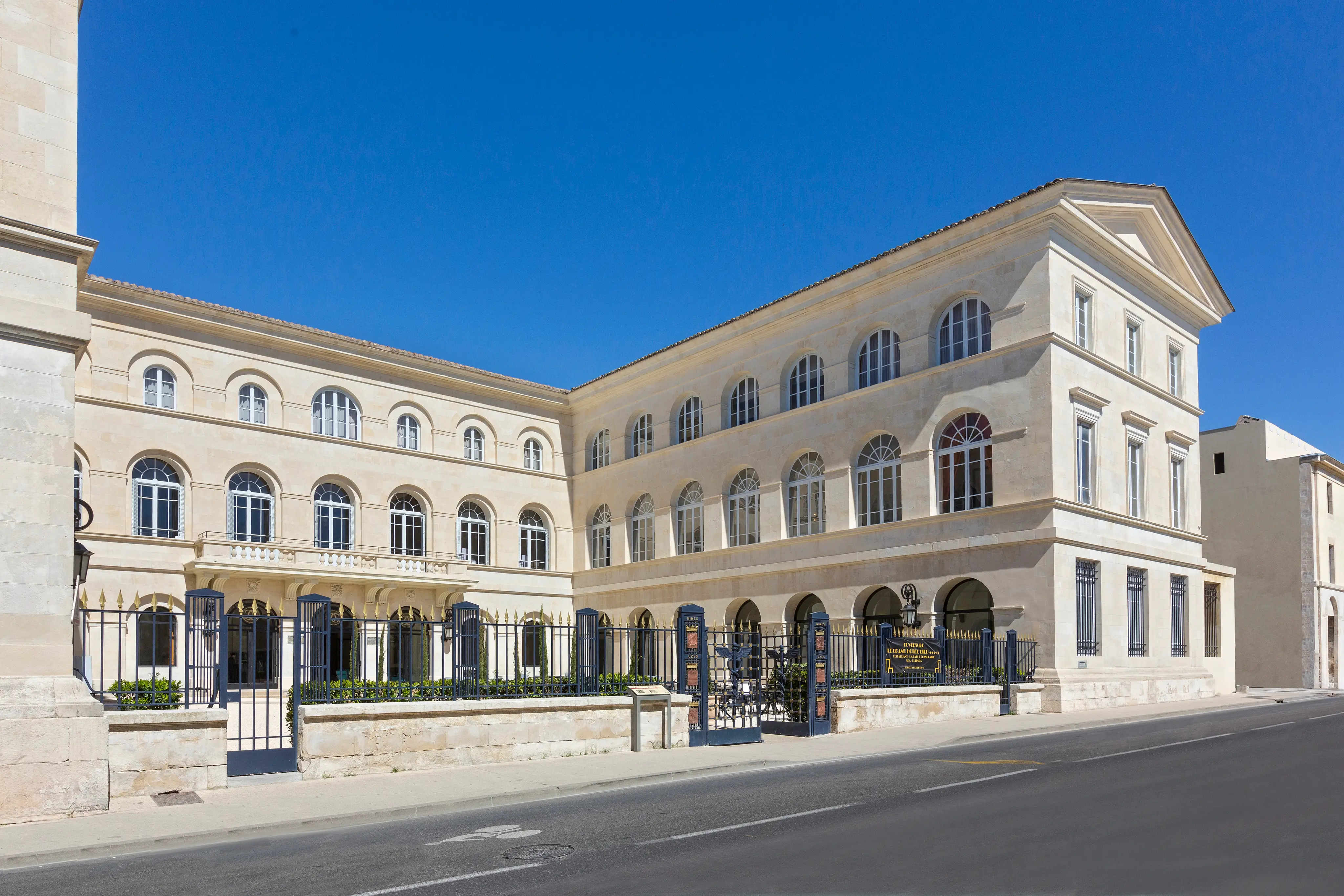 Le Grand Hôtel Dieu***** 12