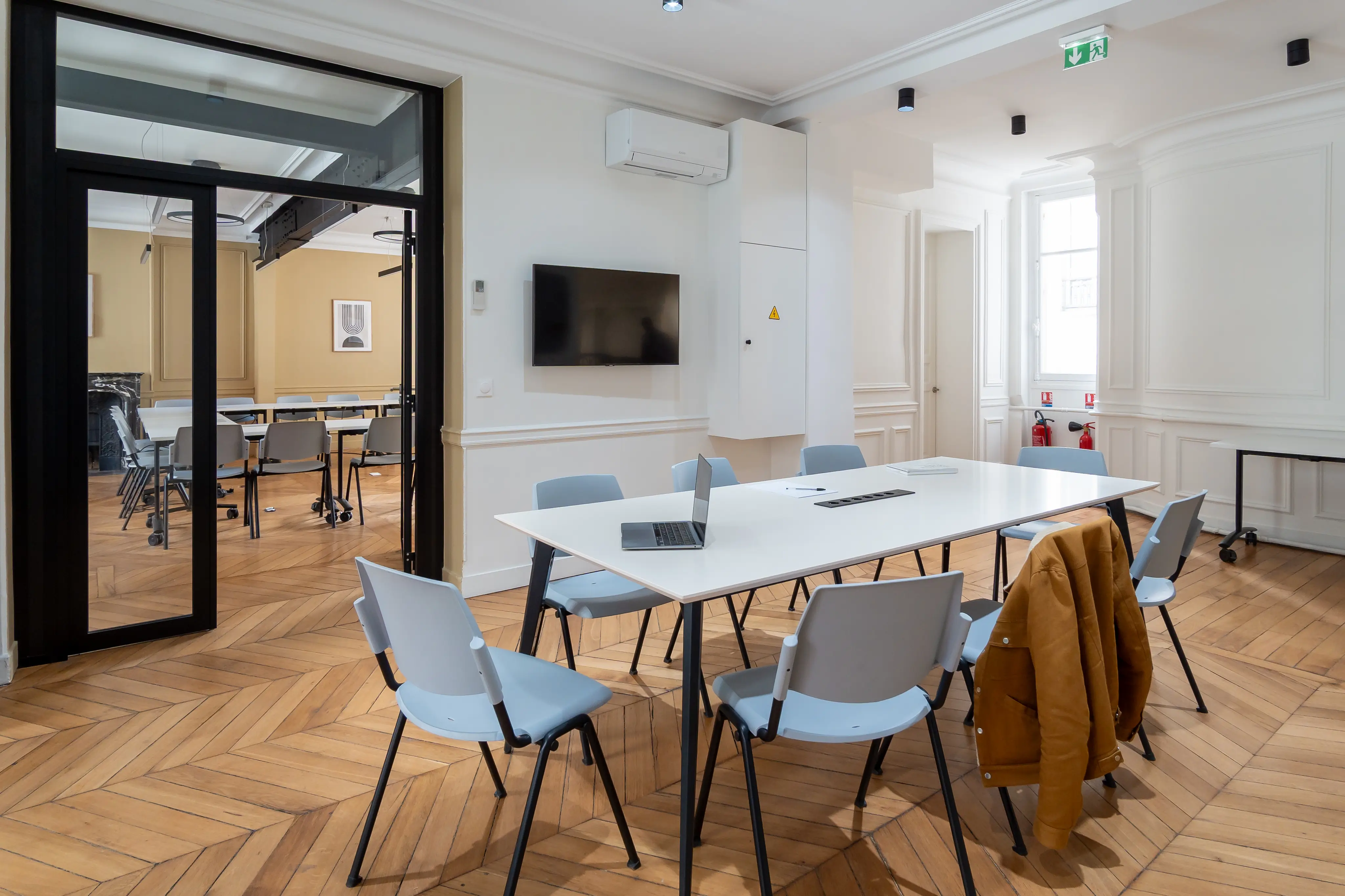 Ancienne banque avec 200m2 de terrasse 10