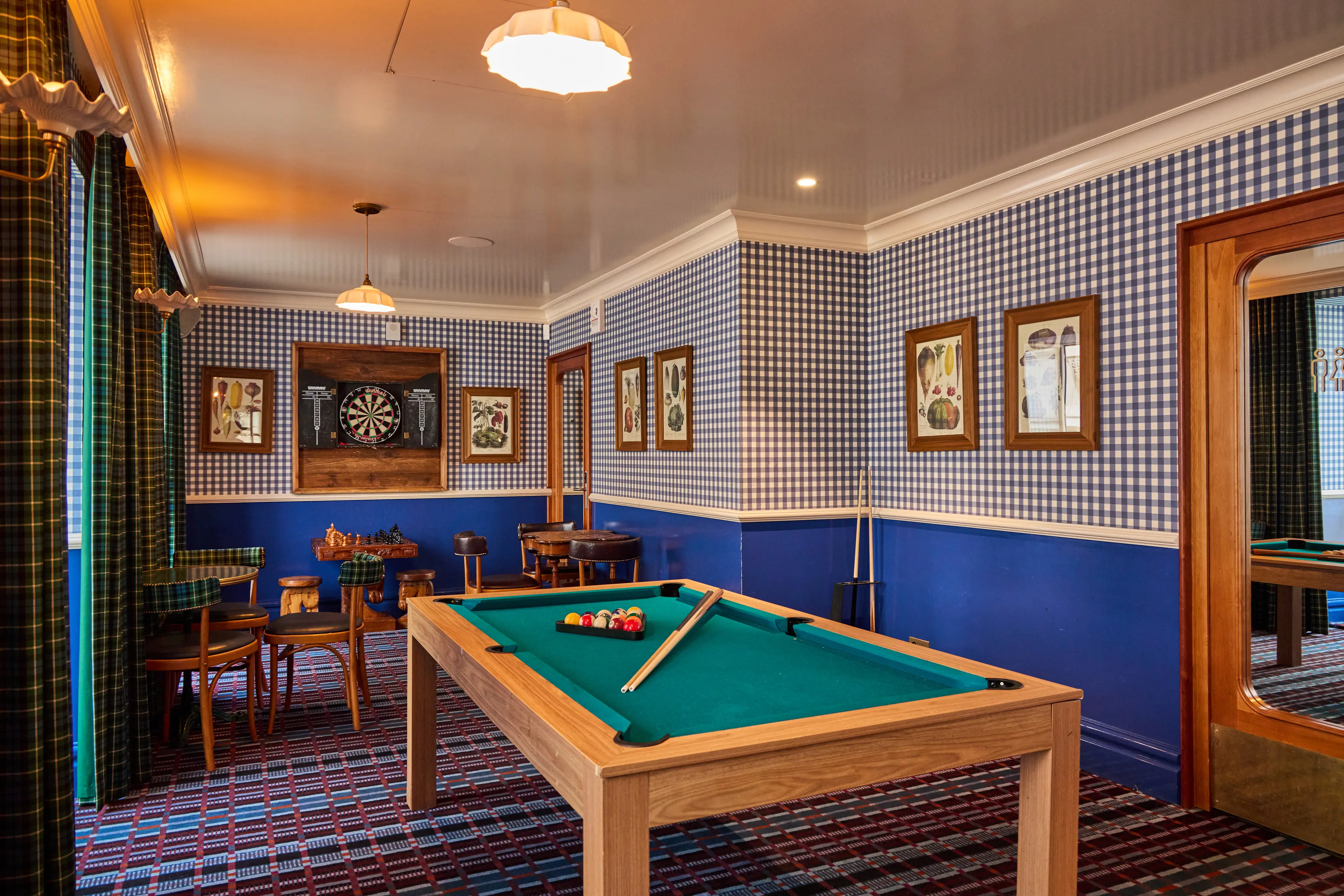 PUBLIC HOUSE 7