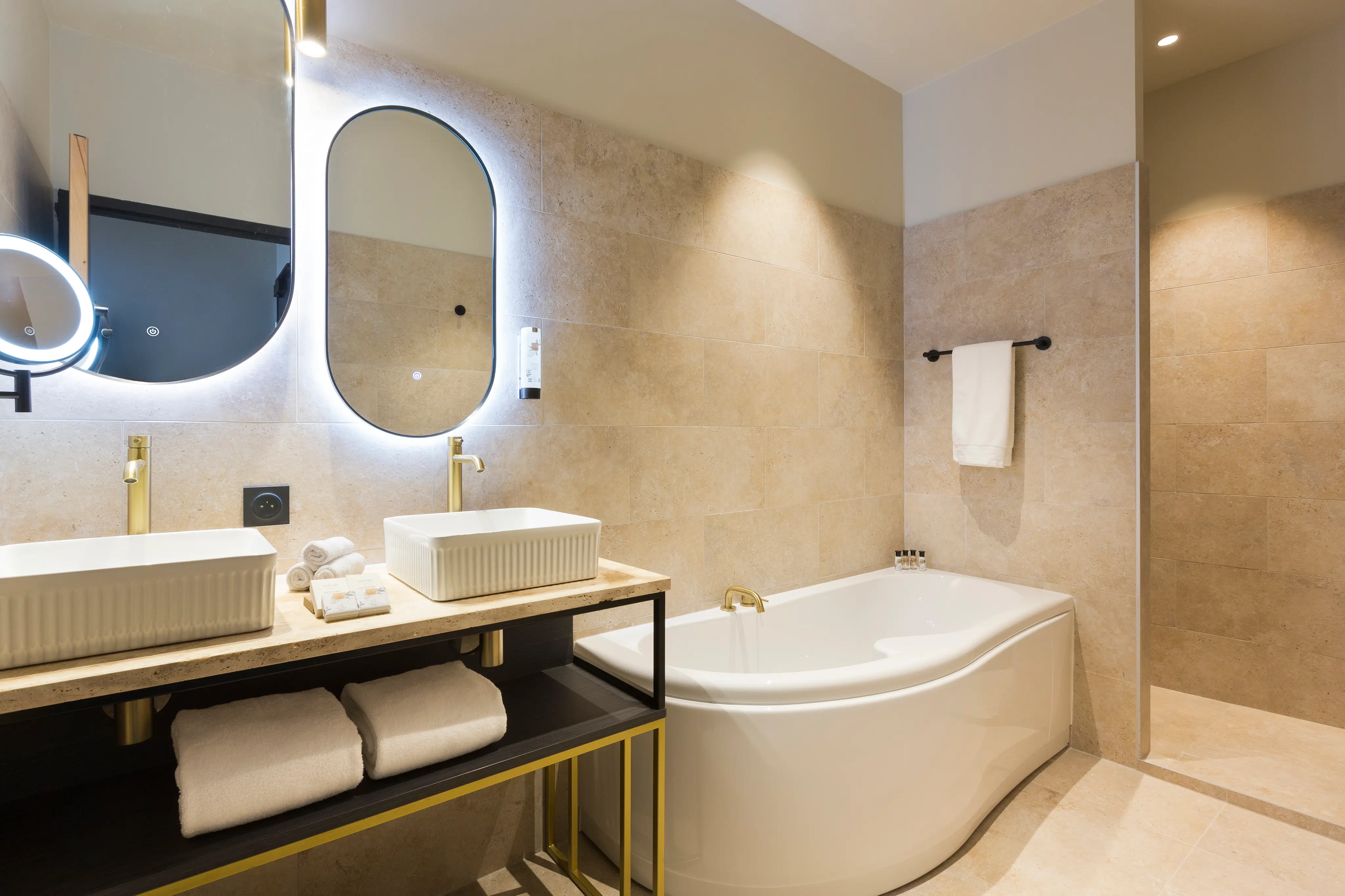 Le Grand Hôtel Dieu***** 8